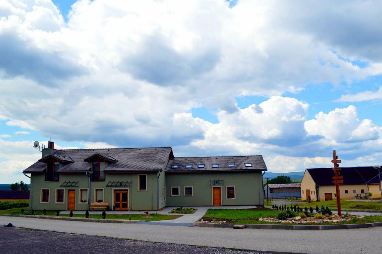Bio Farma & Penzion Zlaty Hyl Novacany Exteriör bild