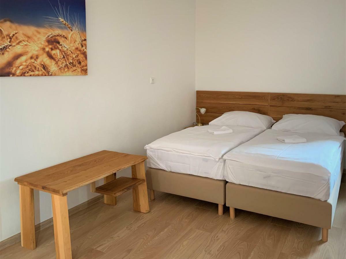 Bio Farma & Penzion Zlaty Hyl Novacany Exteriör bild